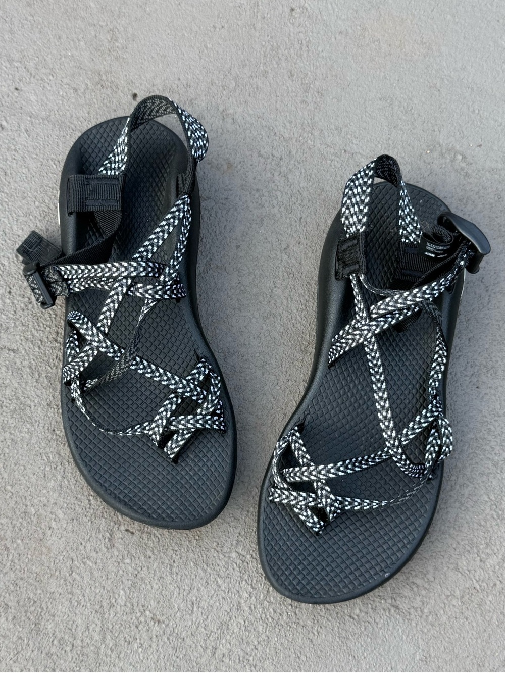 Chaco Women’s ZX/2 Black White Strappy Toe Loop Hiking Sport Sandals Approx 10